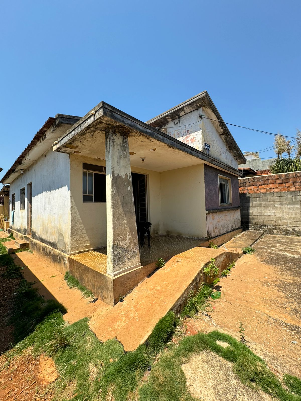 VENDO CASA ANTIGA NO BAIRRO NOSSA SENHORA DO CARMO 